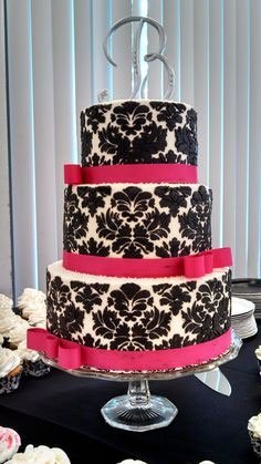 gateau de mariage baroque aux couleurs rose fuchsia et noir